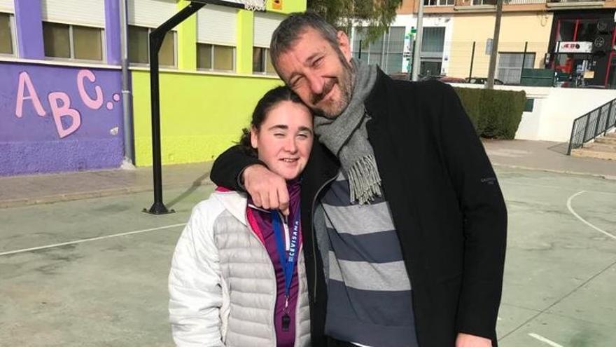 Sofía, una niña con diversidad funcional, y su agradecido maestro de Primaria, Albert Carda, en el colegio donde coincidieron