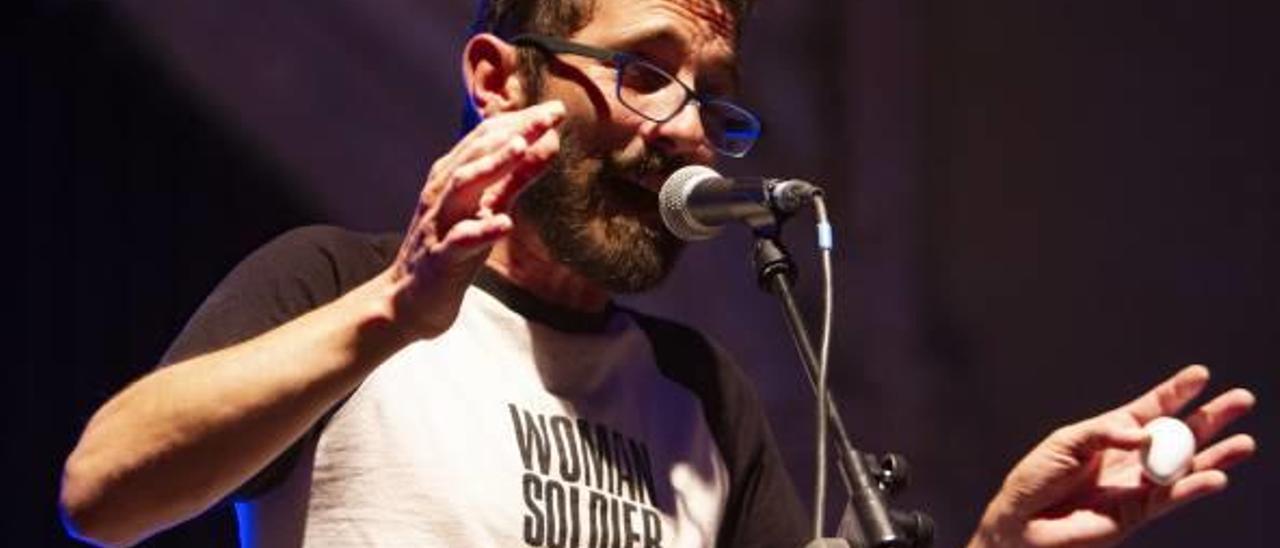 Arriba, Andreu Valor con su formación. Sobre estas líneas, Borja Penalba; Mireia Vives, y Botifarra el jueves en la plaza de la Seu.