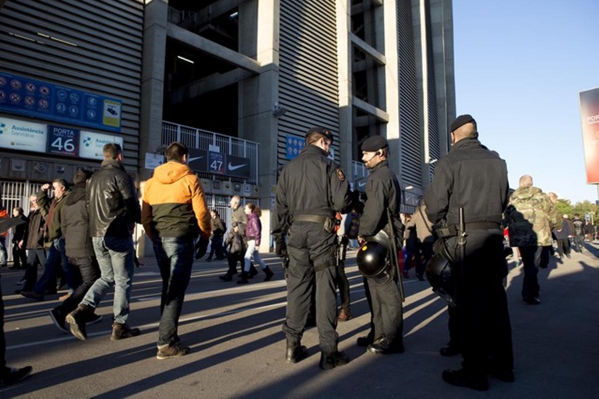Agentes de policía vigilan los alrededores del Camp Nou.
