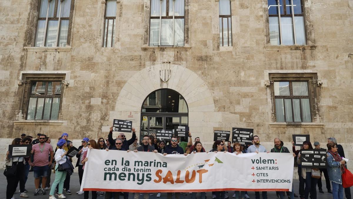 La protesta de ayer del comité de empresa ante el Palau de la Generalitat