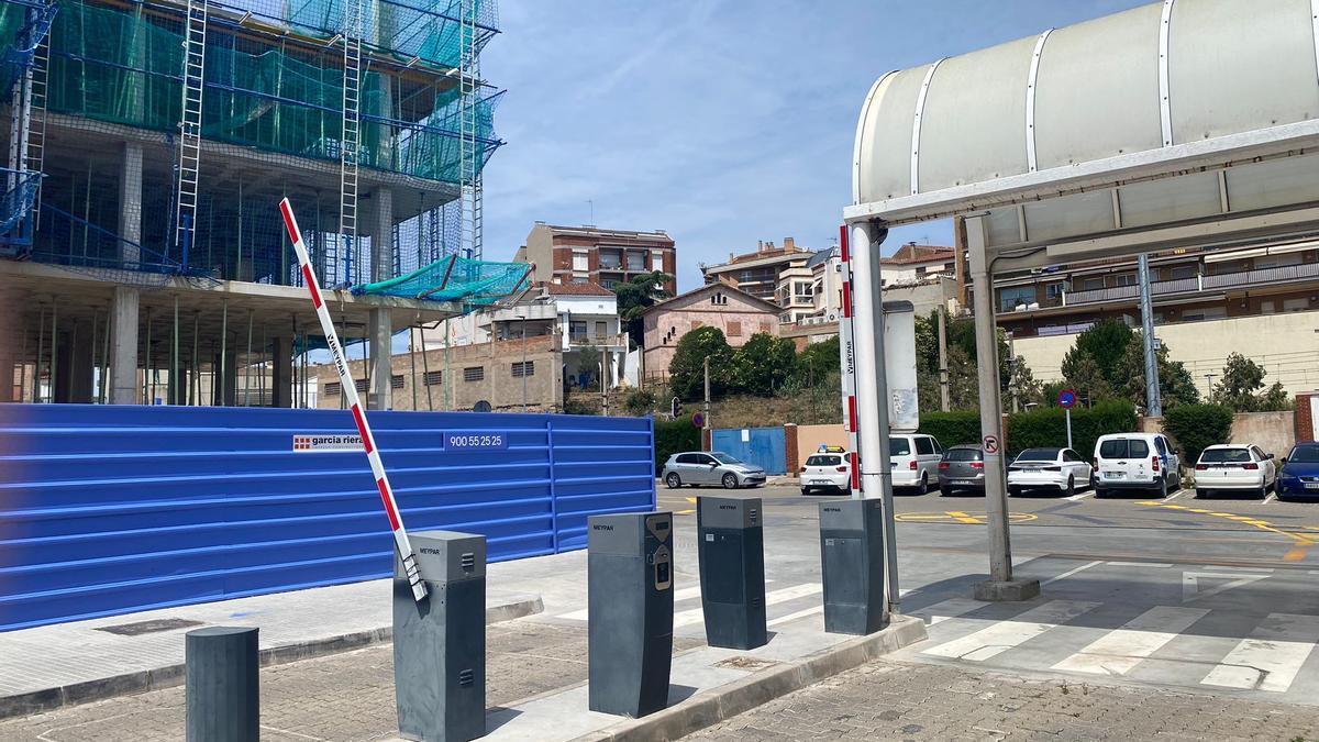 Barreres en posició vertical a l'aparcament de l'estació d'autobusos de Manresa