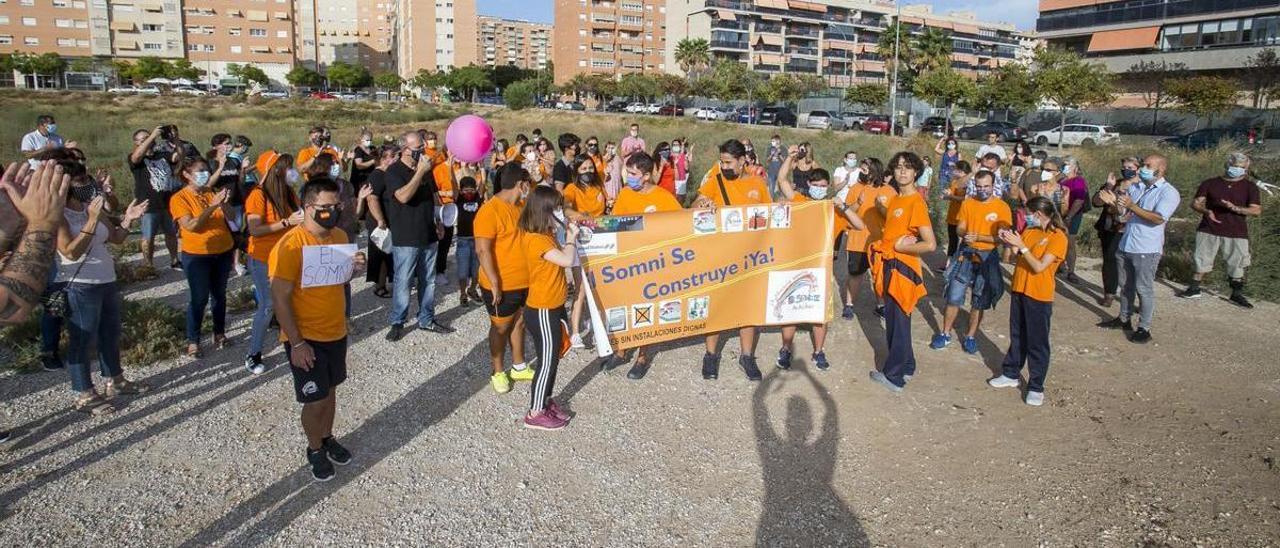 Una protesta de familiares de alumnos de El Somni, sobre la parcela en la que se proyecta el nuevo centro, ante los continuos retrasos en el proyecto