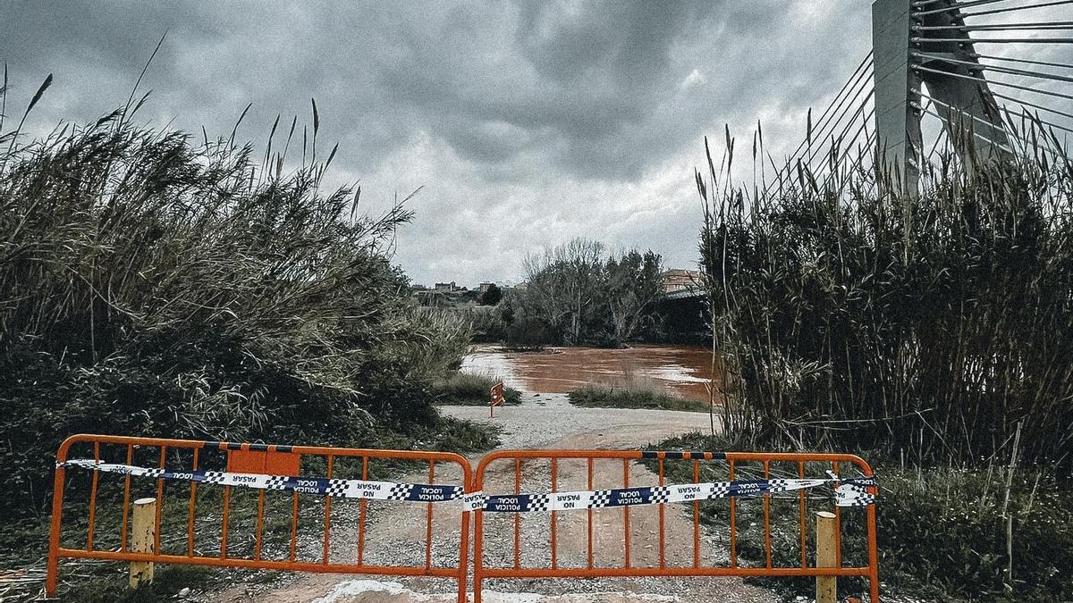 Corte de uno de los accesos al parque fluvial, en Paterna