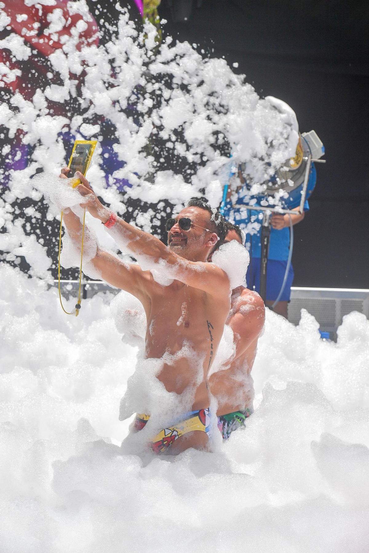 Fiesta de la espuma en el Maspalomas Pride 2024