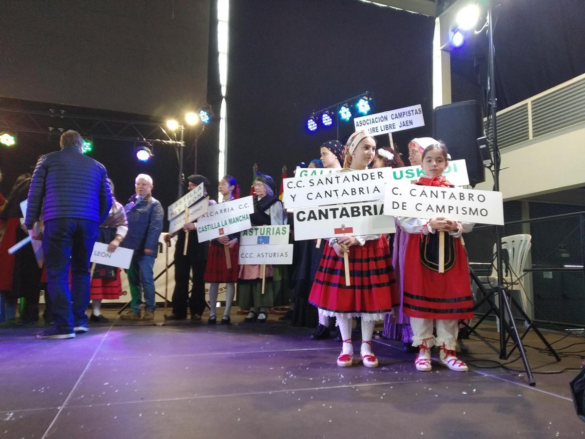 Desfile de trajes regionales del encuentro de campistas de Zamora.