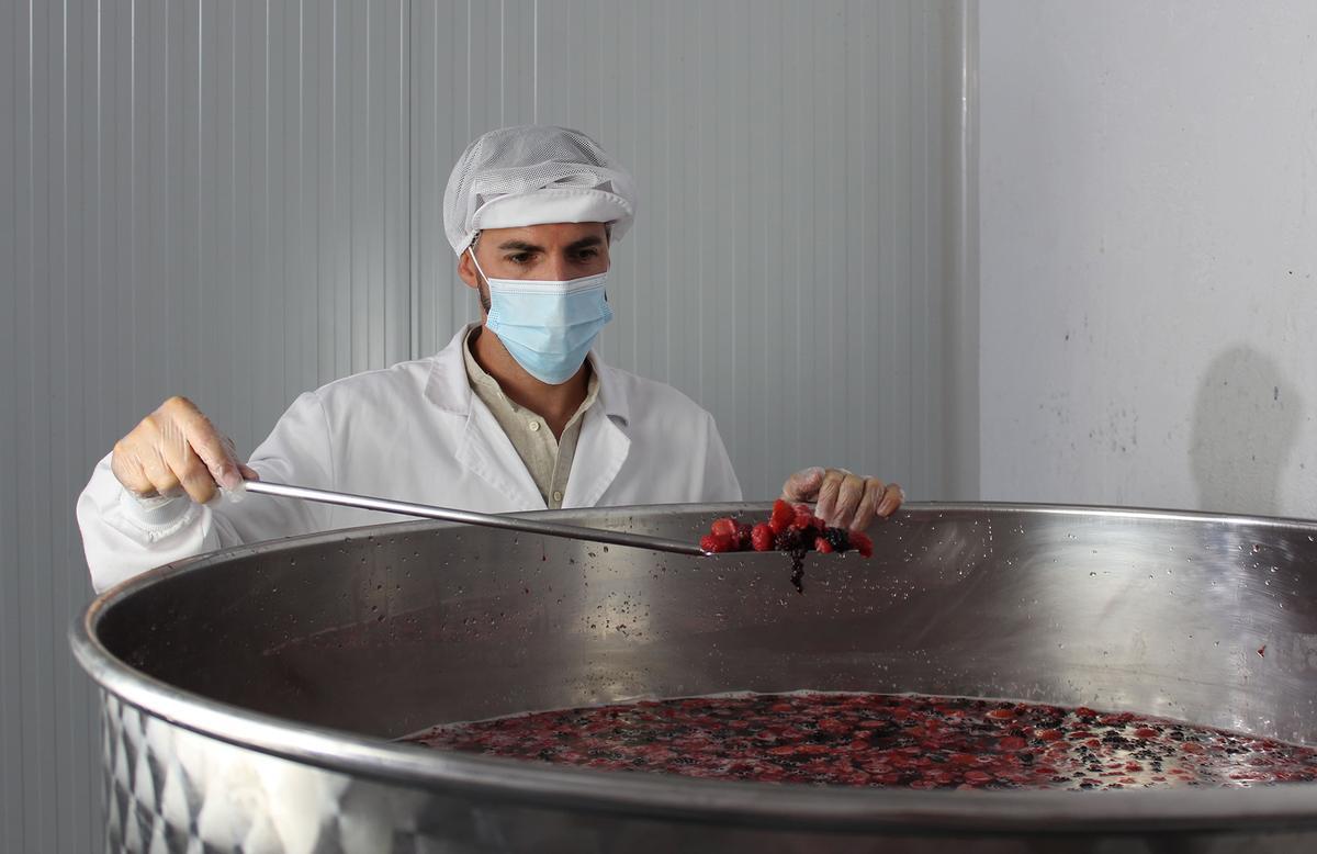 Un trabajador de Víver durante el proceso de elaboración del Kéfrutas fresa, bebida fermentada con probióticos utilizados en la elaboración del kéfir, e incluye fresa de cultivo ecológico.