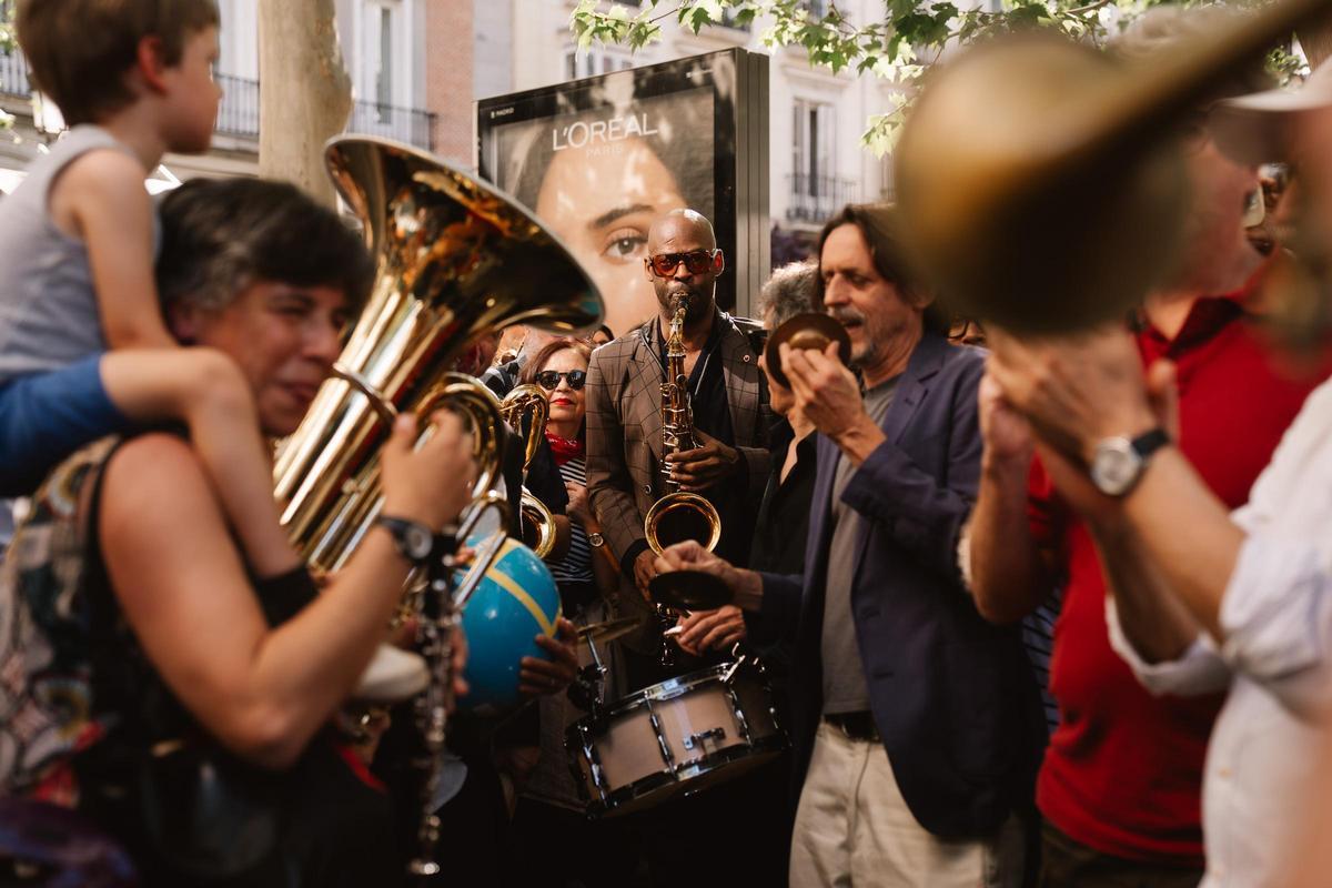 Inspirado en las 'marching bands' de Nueva Orleans, el cortejo fúnebre y festivo ha contado con amigos y clientes.