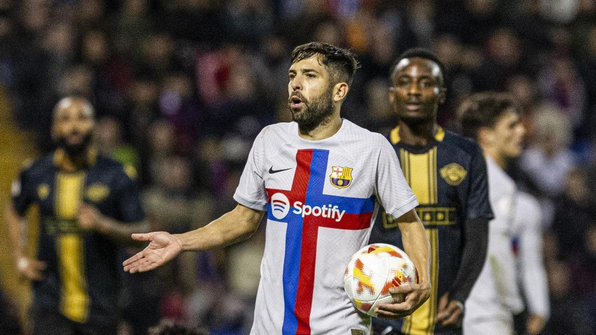 Jordi Alba pide explicaciones al colegiado durante su eliminatoria con el Intercity en el Rico Pérez.