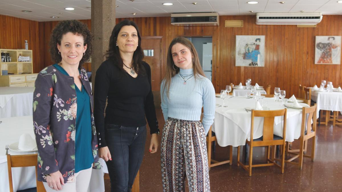 Anna Prieto, de la UIER, acompanyada de la responsable de La Solana del Ter a Ripoll, Teresó Casas i la treballadora Ainhoa Dols