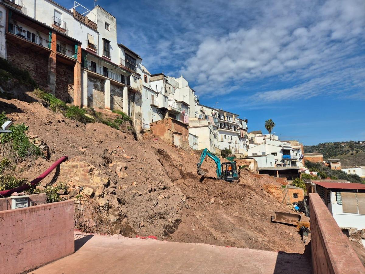 Las máquinas realizan los movimientos de tierra en la ladera donde se desarrollará la obra.