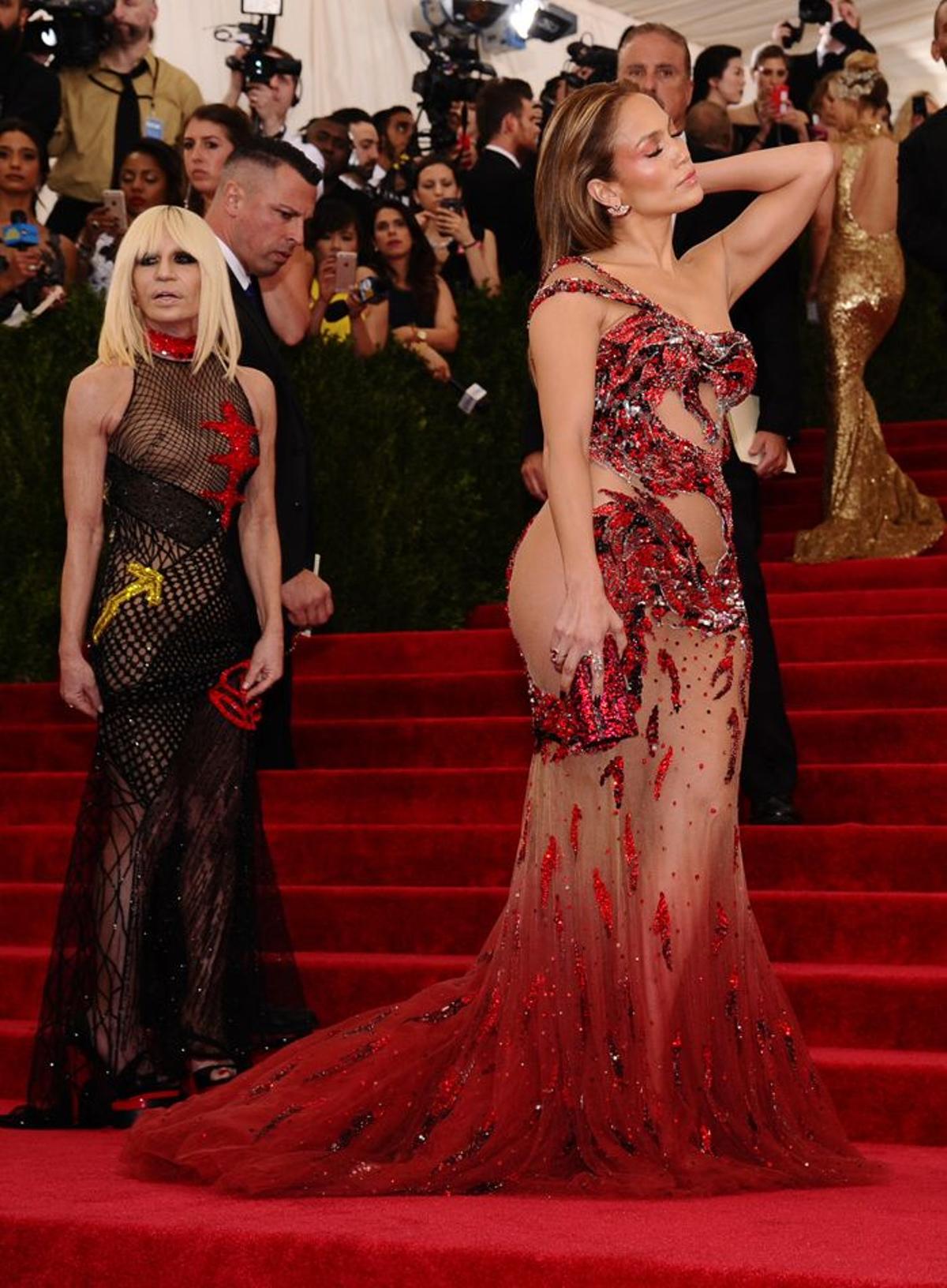 Jennifer Lopez llegando al Met