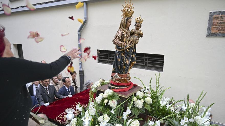 La procesión del Rosario desafía a la lluvia: numerosos fieles acompañan a la patrona de A Coruña en su recorrido por la Ciudad Vieja