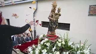 La procesión del Rosario desafía a la lluvia: numerosos fieles acompañan a la patrona de A Coruña en su recorrido por la Ciudad Vieja