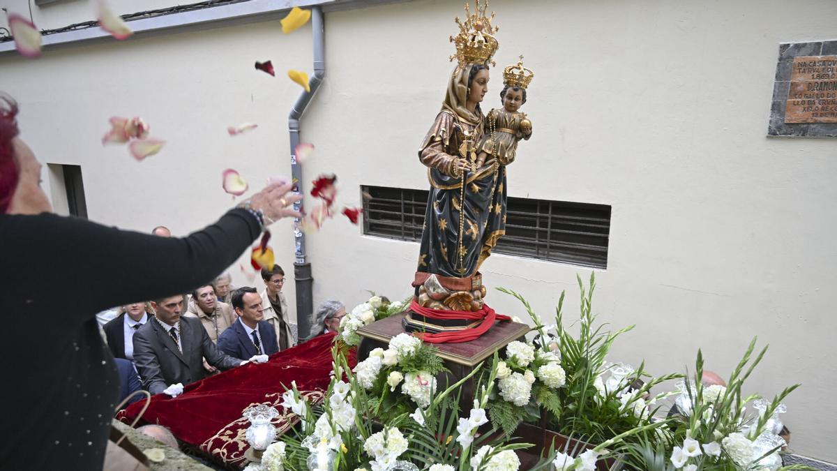 La procesión del Rosario desafía a la lluvia: numerosos fieles acompañan a la patrona de A Coruña en su recorrido por la Ciudad Vieja
