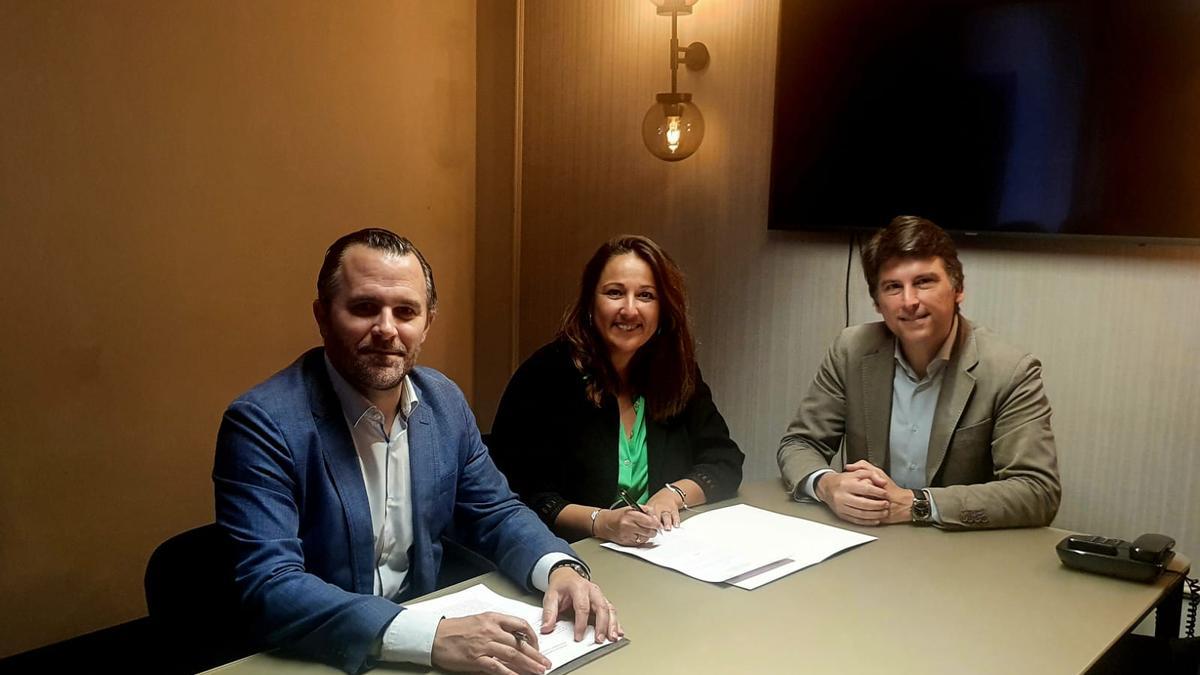 A la izquierda, Javier Vich Vélez, presidente de Aspahma, y Natàlia Valenzuela, directora de la IRES.