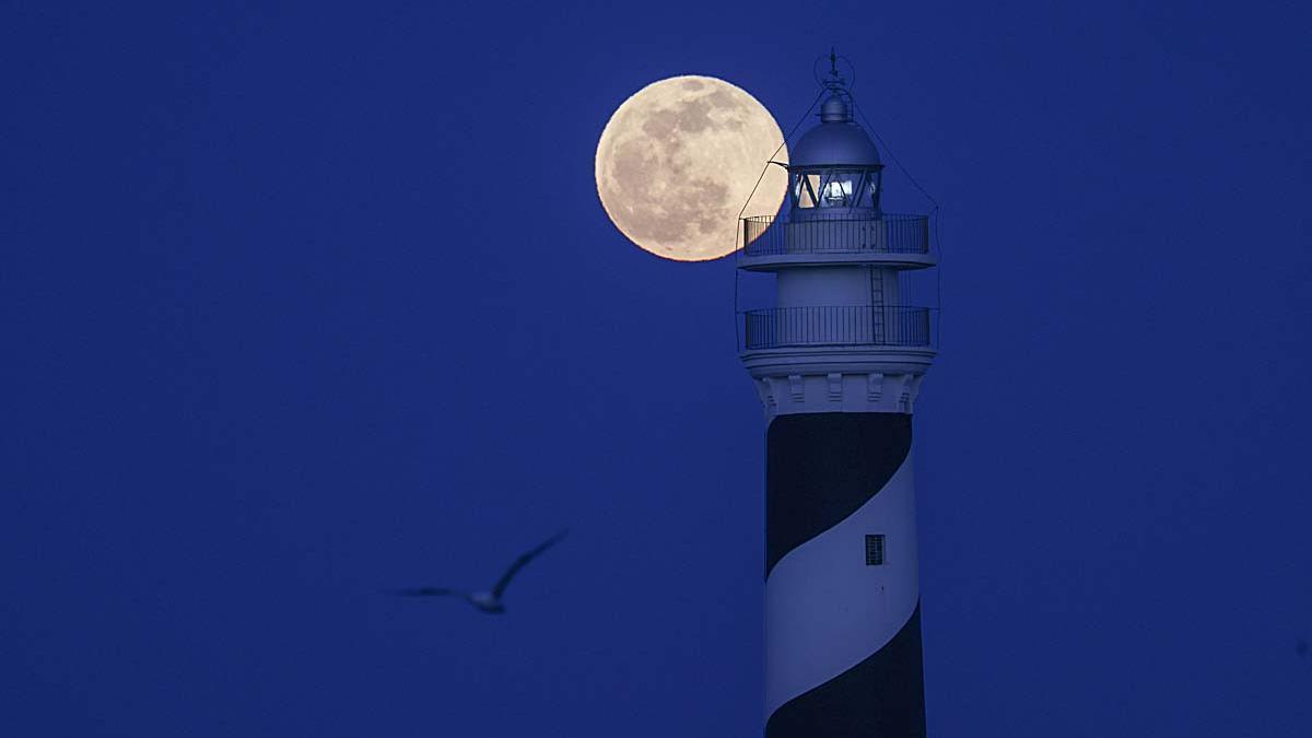 Así se ha visto la luna de Pascua, la luna rosa de abril