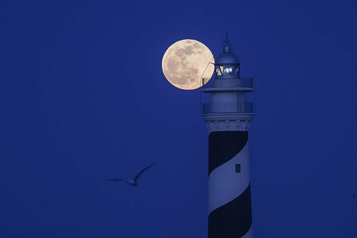 Así se ha visto la luna de Pascua, la luna rosa de abril