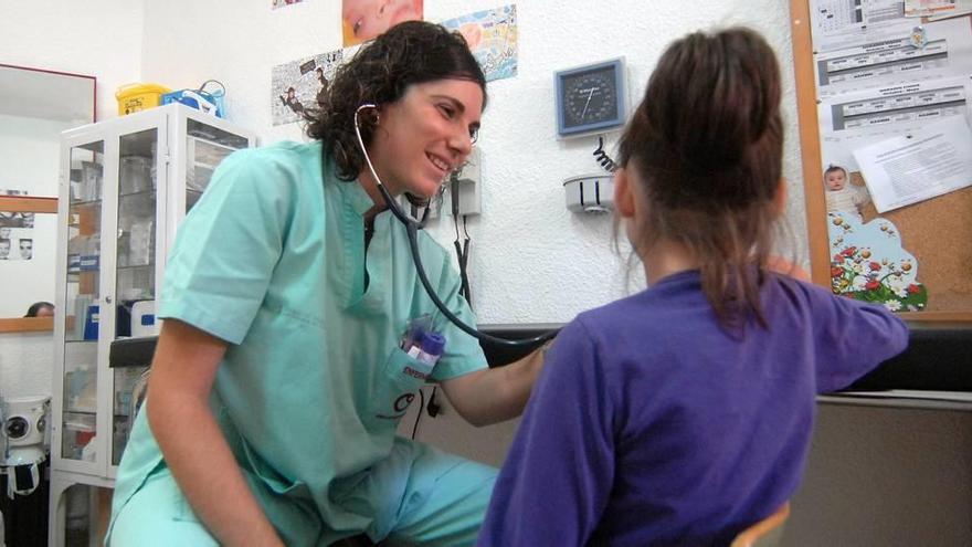Una enfermera escolar revisa a un alumno en un colegio en una imagen de archivo.