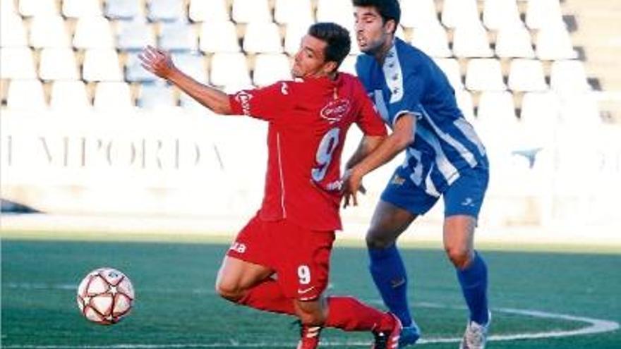 Sergi Romero intenta frenar el davanter silenc Marc Mas, autor dels dos gols de l&#039;Olot ahir a Vilatenim.