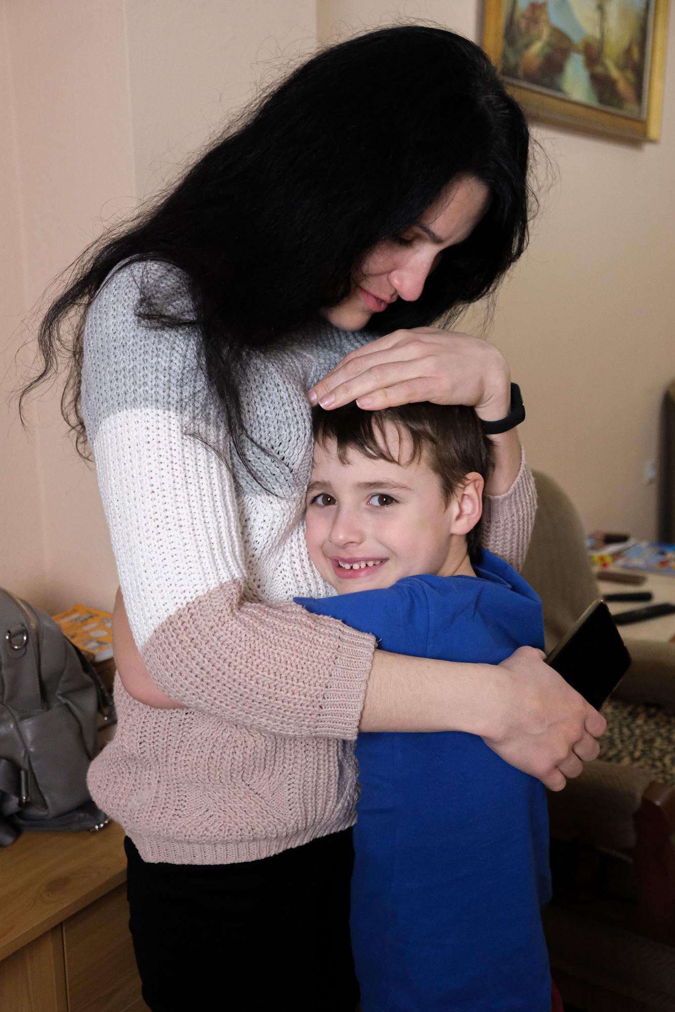 Viktoria y su hijo Tymofii en su nueva casa de acogida