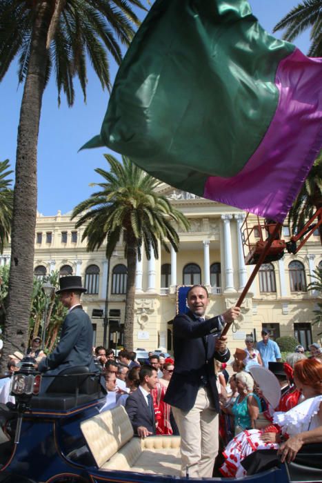 Con la entrega de la bandera de la ciudad a Andrés Olivares ha comenzado la romería hasta la Basílica de la Victoria este sábado por la mañana