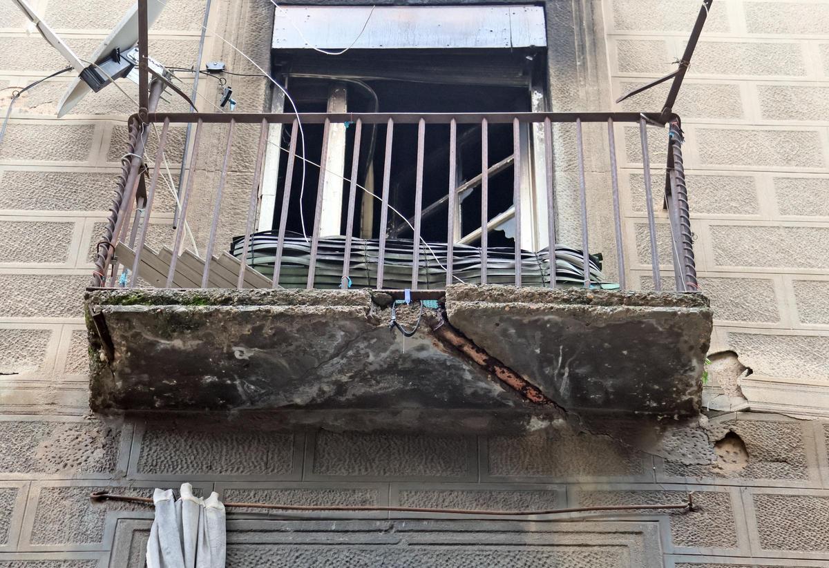 El dia després de l'incendi d'un habitatge del carrer Santa Llúcia de Manresa