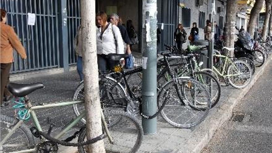 La policía empezará en 20 días a requisar bicicletas candadas a farolas y árboles