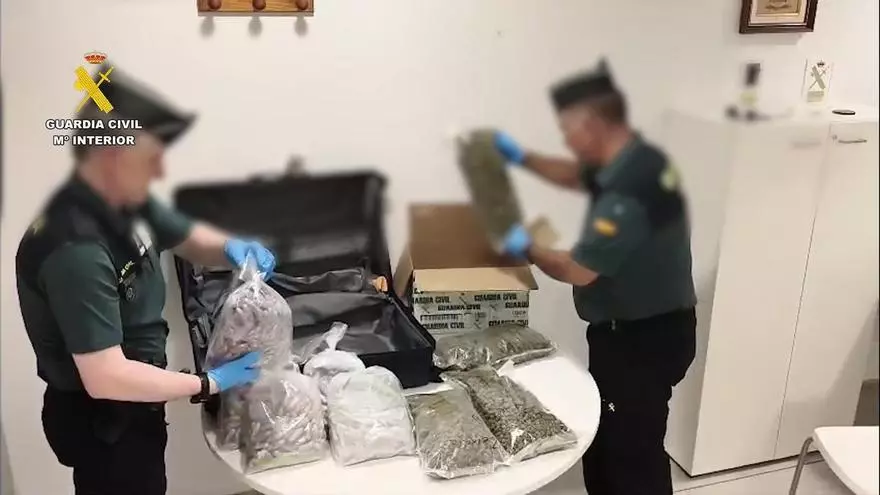 Equipaje del detenido en Corvera por llevar 15 kilos de droga