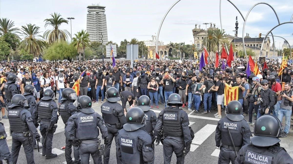 Concentración en la Plaça de les Drassanes, en el port de Barcelona.