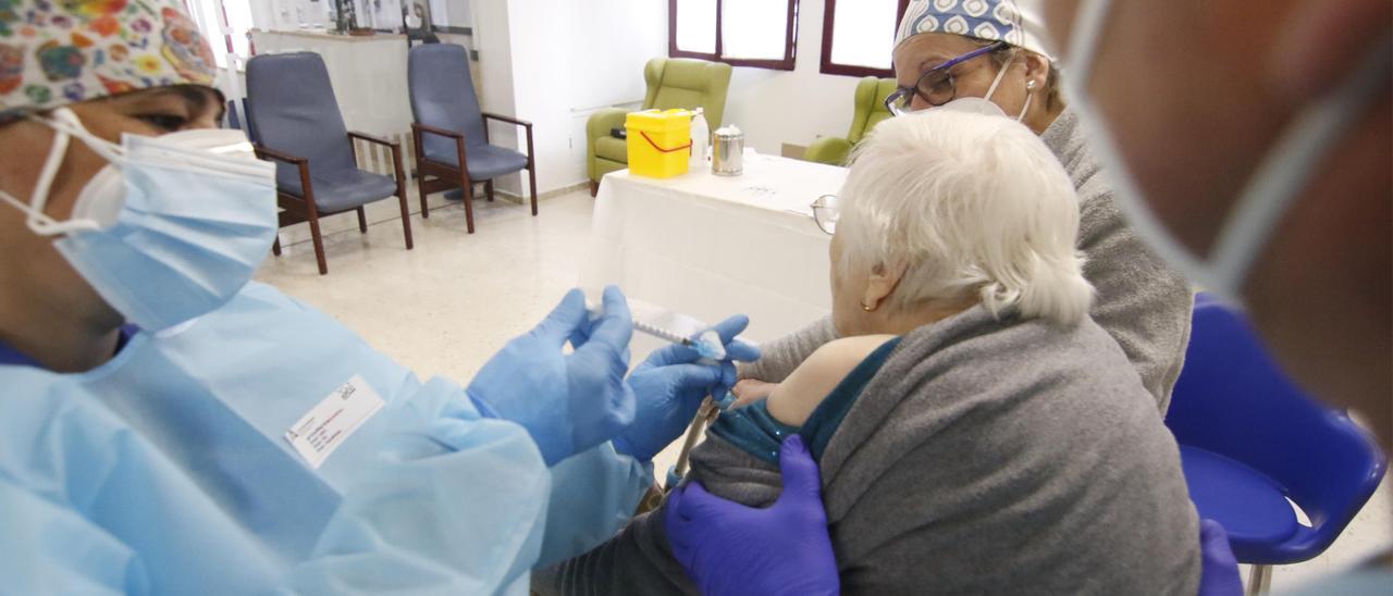 Imagen de archivo del proceso de vacunación en un centro de mayores de Córdoba.