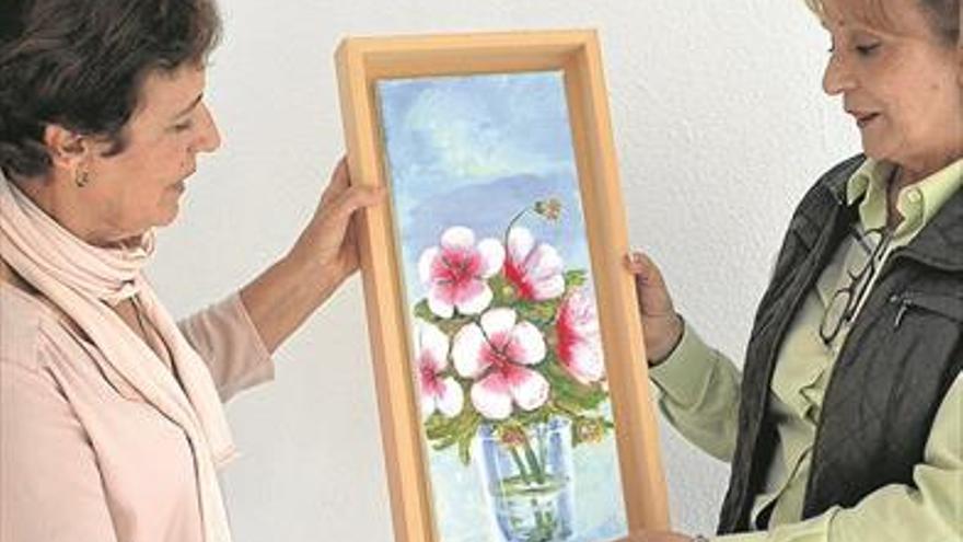 Puerto Encinas dona un cuadro a Aoex, que estará a la venta en su rastrillo