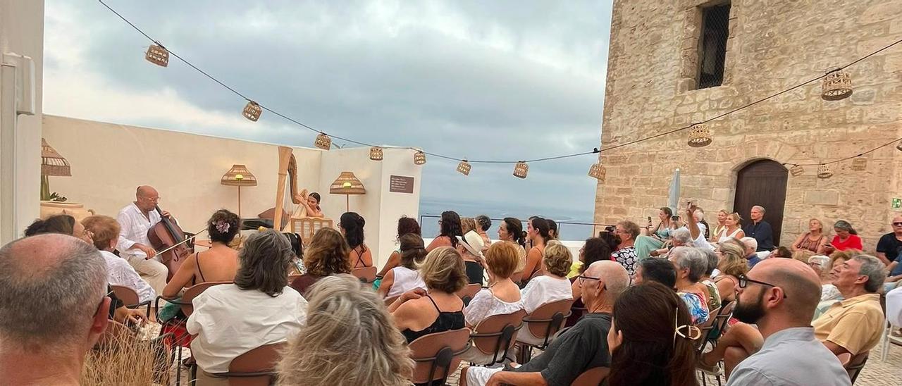 El concierto en el Parador de Ibiza del pasado 12 de julio con Miquel Àngel Aguiló y Assumpció Janer.