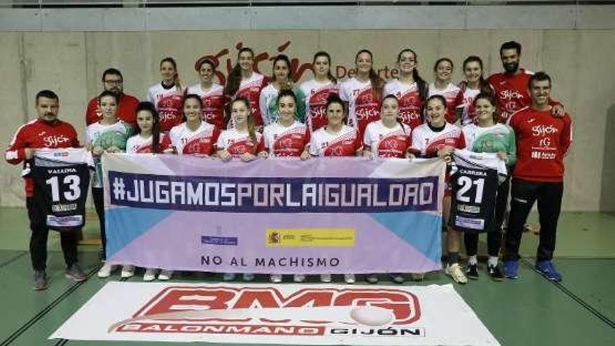 La plantilla del Balonmano Gijón, con la pancarta de la campaña.