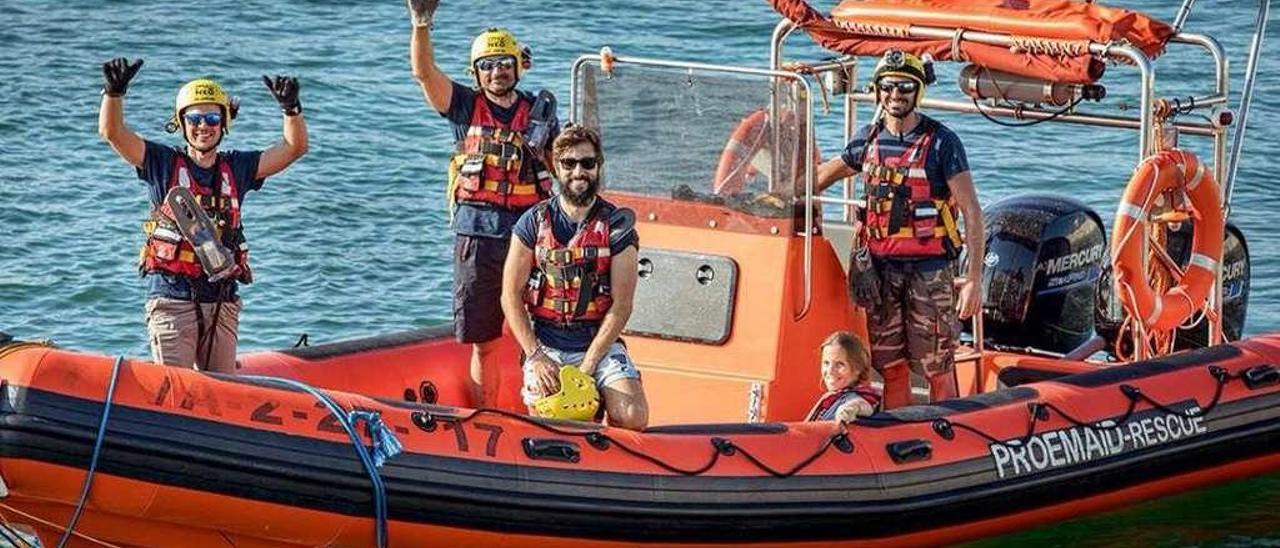 El parragués Xicu Hermida (tercero por la izquierda) navega en una embarcación de rescate de la asociación Proem-Aid por el mar Mediterráneo en compañía de otros voluntarios.