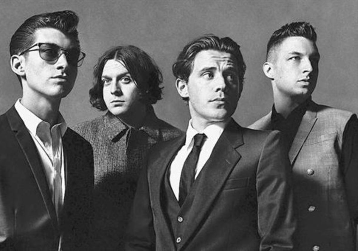 Arctic Monkeys, amb Jamie Cook tercer per l’esquerra, en una imatge promocional del seu nou disc.