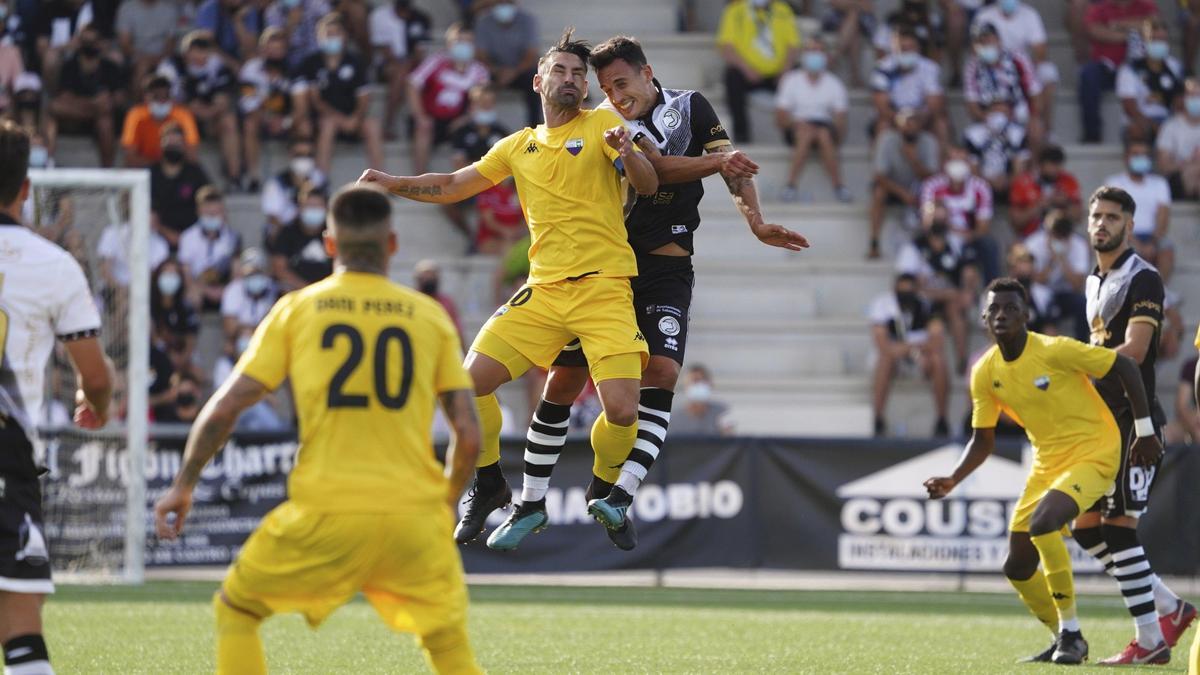 Kike Márquez pugna por el balón con un jugador del Unionisas.