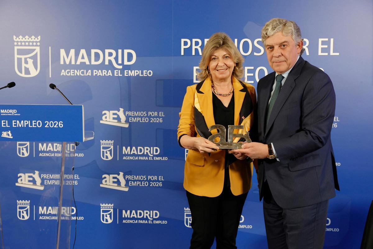Julio Moreno, director general de Grupo Mallorca, junto a Engracia Hidalgo, delegada de Economía, Innovación y Hacienda.