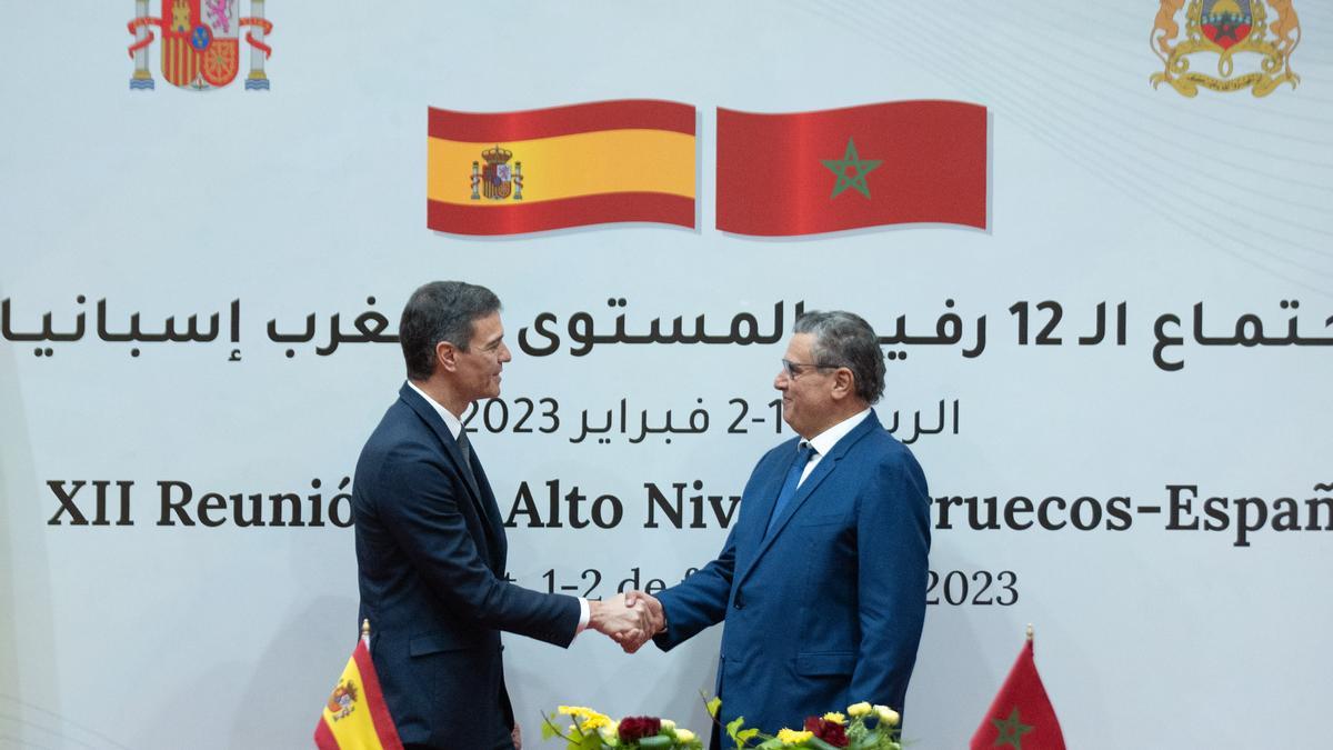 El presidente del Gobierno, Pedro Sánchez (i) y el jefe de Gobierno del Reino de Marruecos, Aziz Akhannouch (d), se dan la mano durante el acto de firma de acuerdos tras la reunión plenaria de la XII Reunión de Alto Nivel Marruecos-España, en la sede del Ministerio de Exteriores marroquí, a 2 de febrero de 2023, en Rabat (Marruecos).