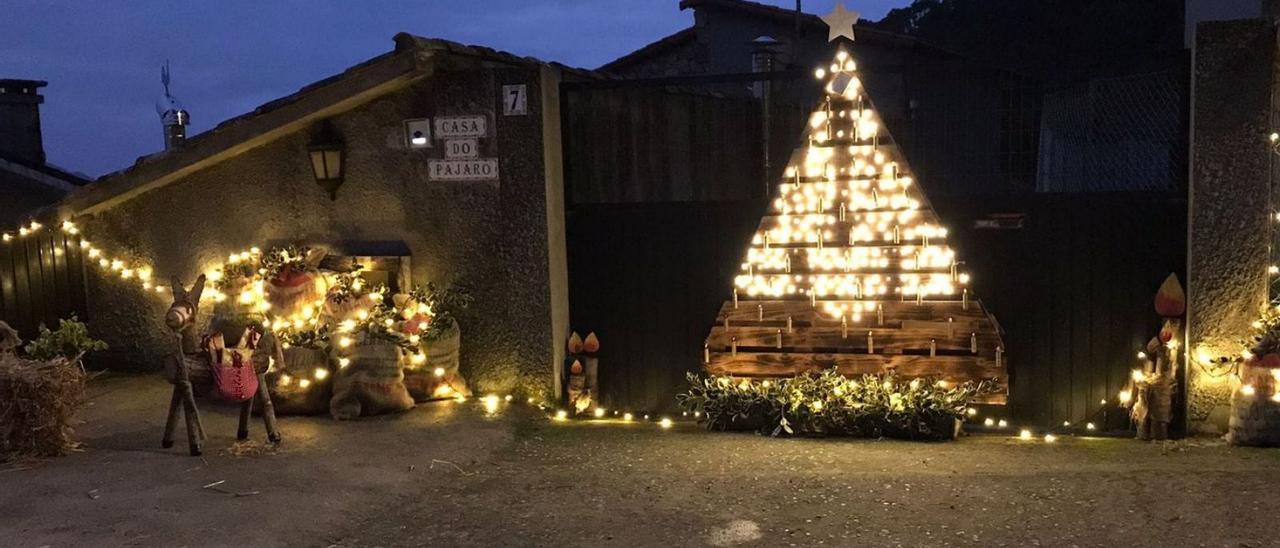 El portal de una vivienda de la parroquia, engalanado con decoración navideña.