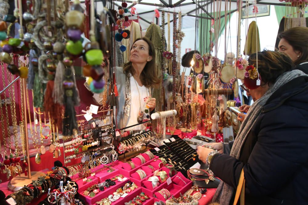 El mercadillo solidario estrena ubicación en la plaza de toros, donde estará hasta el lunes, y cuenta con una amplia oferta gastronómica.