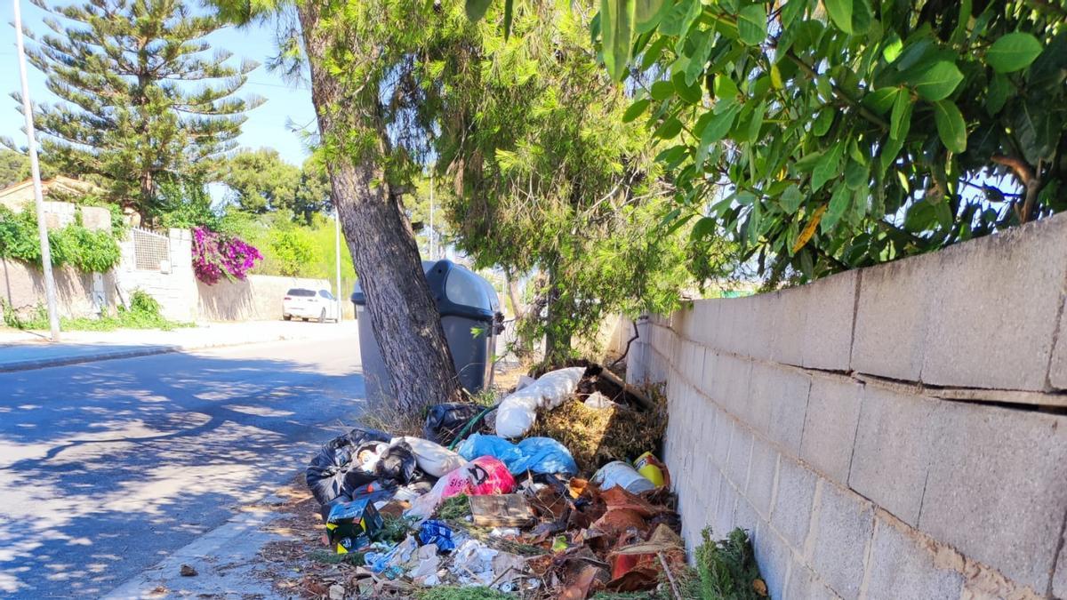 Acumulación de basura en una acera de Masies.