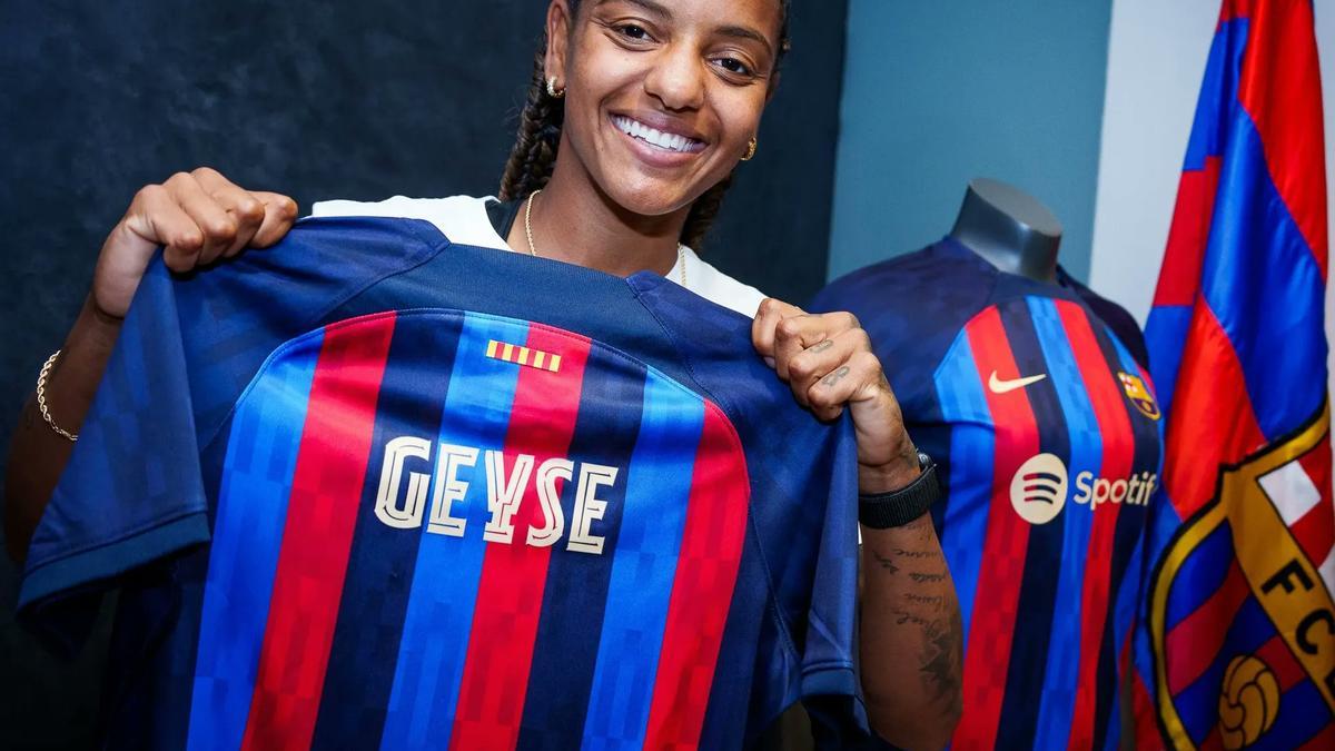 Geyse posa con la camiseta del Barça