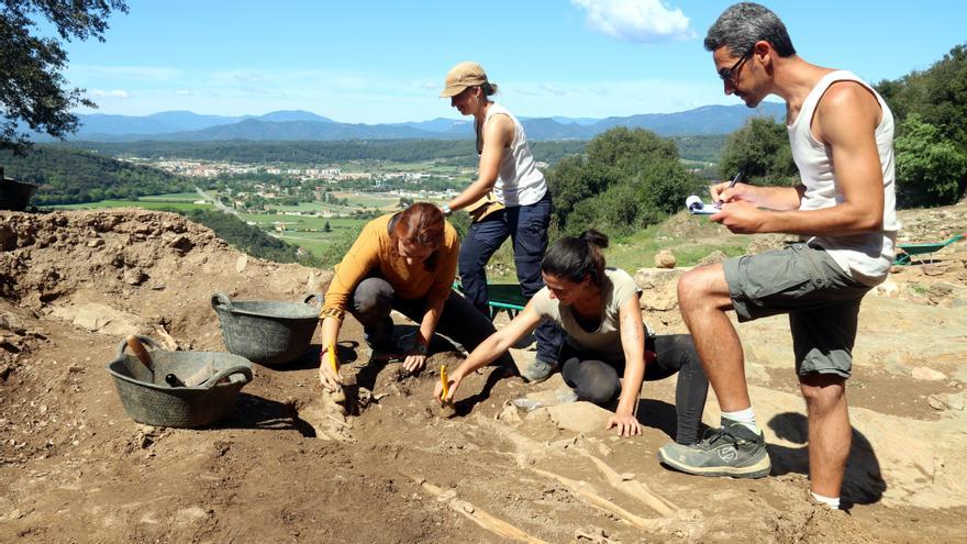 Els arqueòlegs desenterren 78 esquelets i delimiten l&#039;antic cementiri medieval de Sant Julià de Ramis