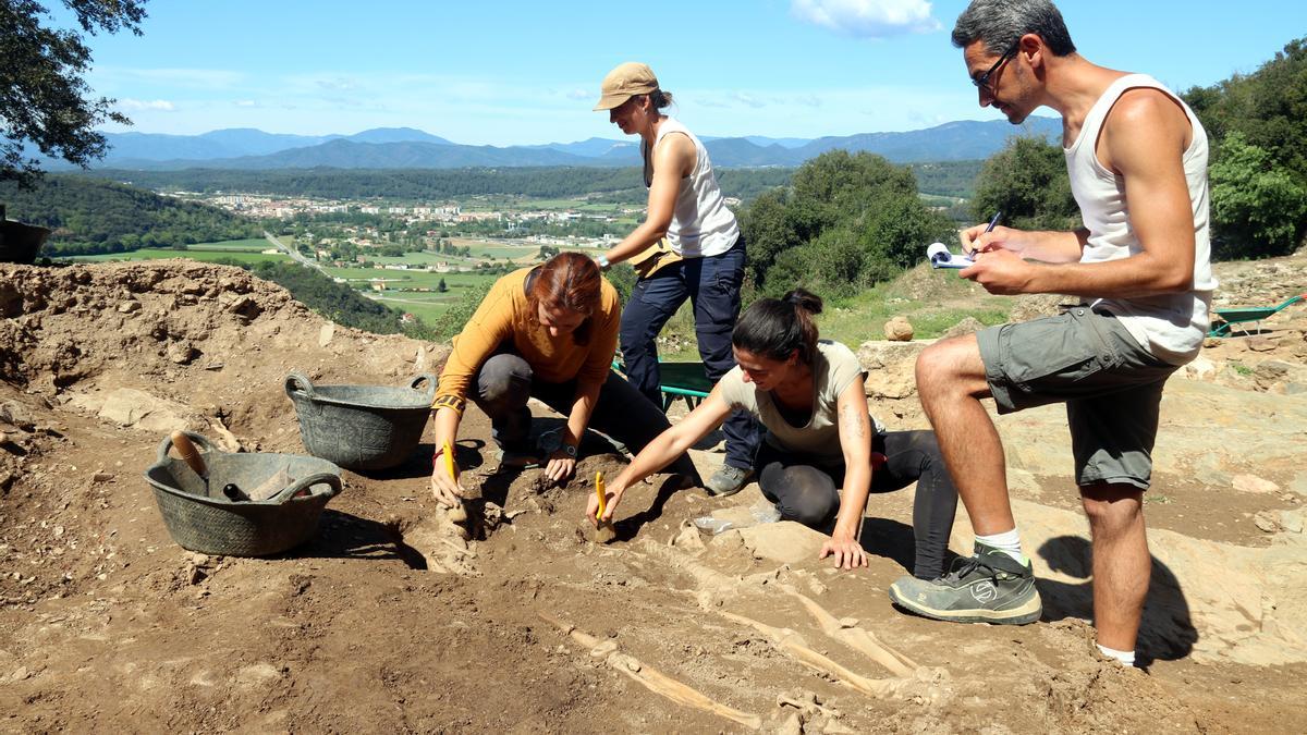 Els arqueòlegs desenterren 78 esquelets i delimiten l'antic cementiri medieval de Sant Julià de Ramis