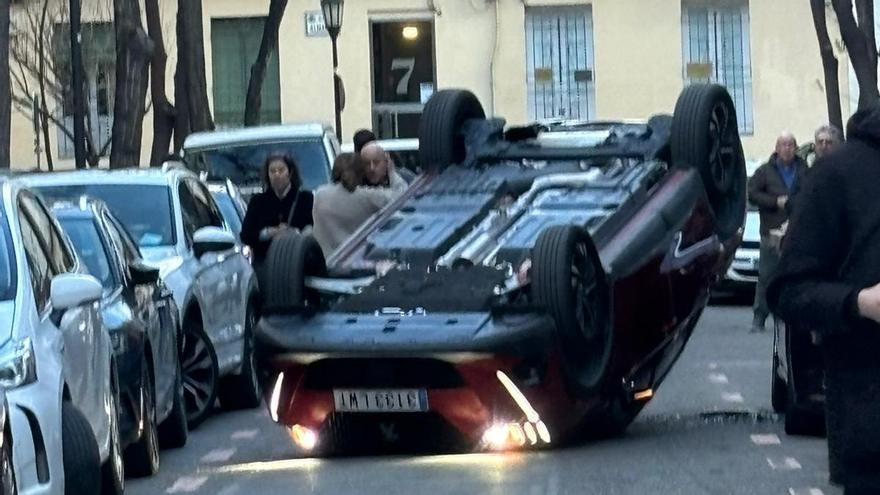 Un coche acaba volcado en una estrecha calle del centro de Zaragoza