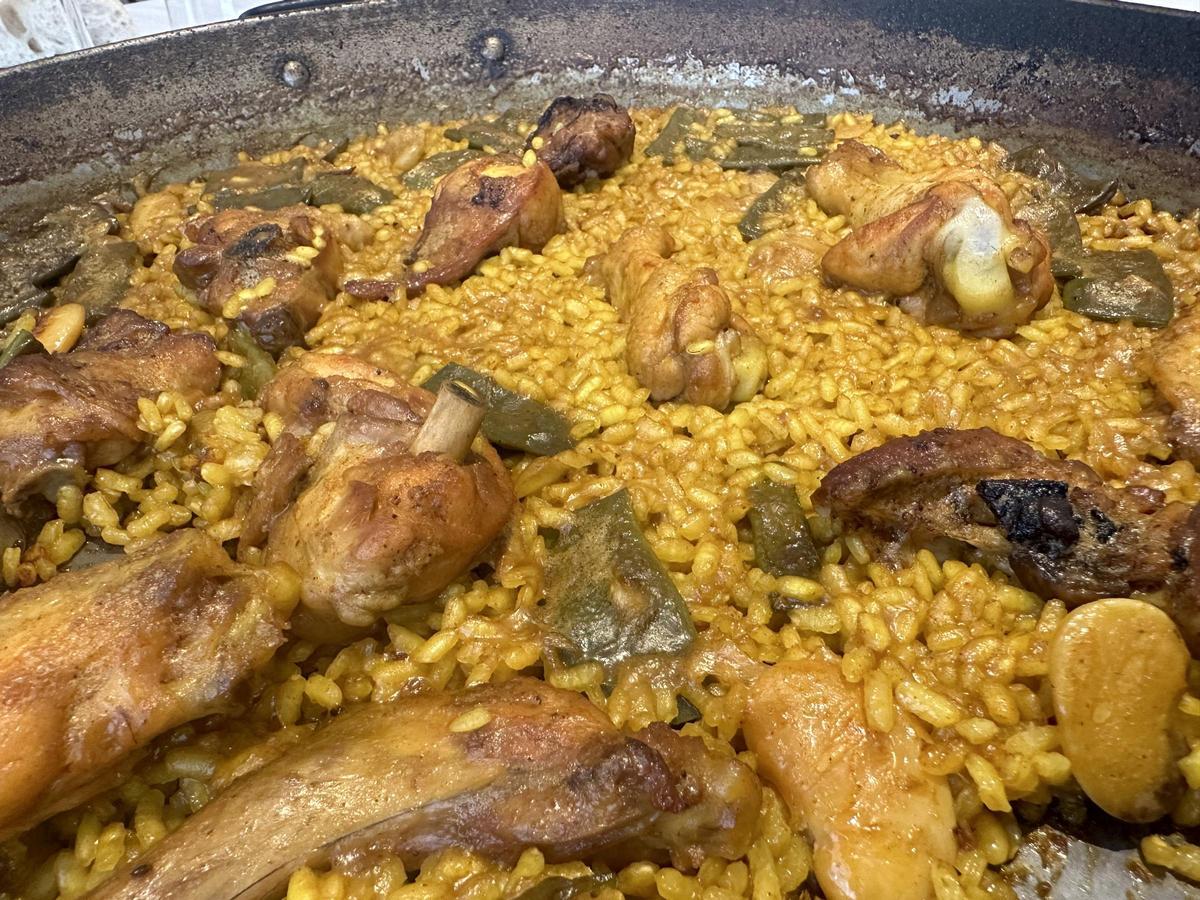 Paella valenciana, emblema del restaurante