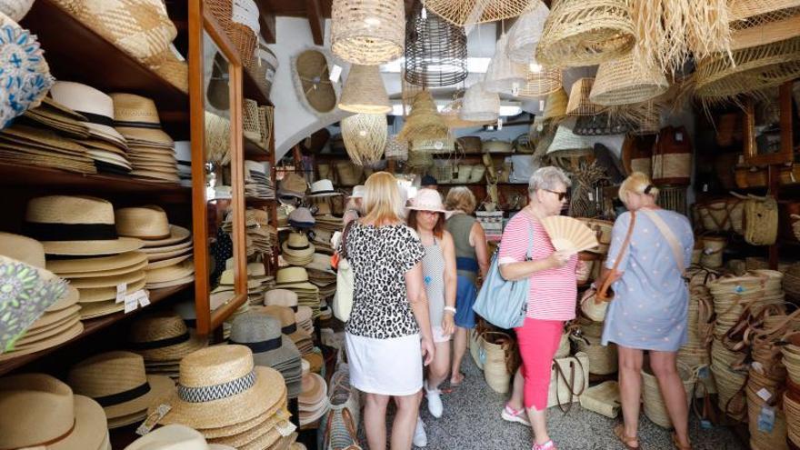 Turistas , ayer, en la tienda de Can Vinyes. | J.A. RIERA