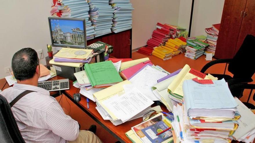 Un funcionario en su mesa de trabajo en el Palacio de Justicia de Cartagena.