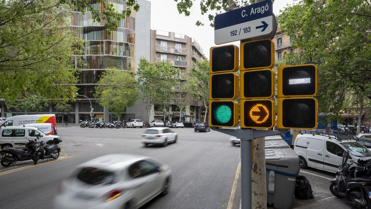 Triple semáforo en la calle Muntaner con Aragón que provoca las quejas del vecindario. Fotografía de Jordi Cotrina