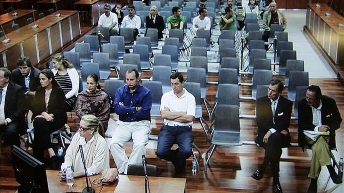 Imagen tomada al monitor de la sala de prensa de la Audiencia de Málaga, durante la declaración de Maite Zaldívar, este lunes. EFE / JORGE ZAPATA